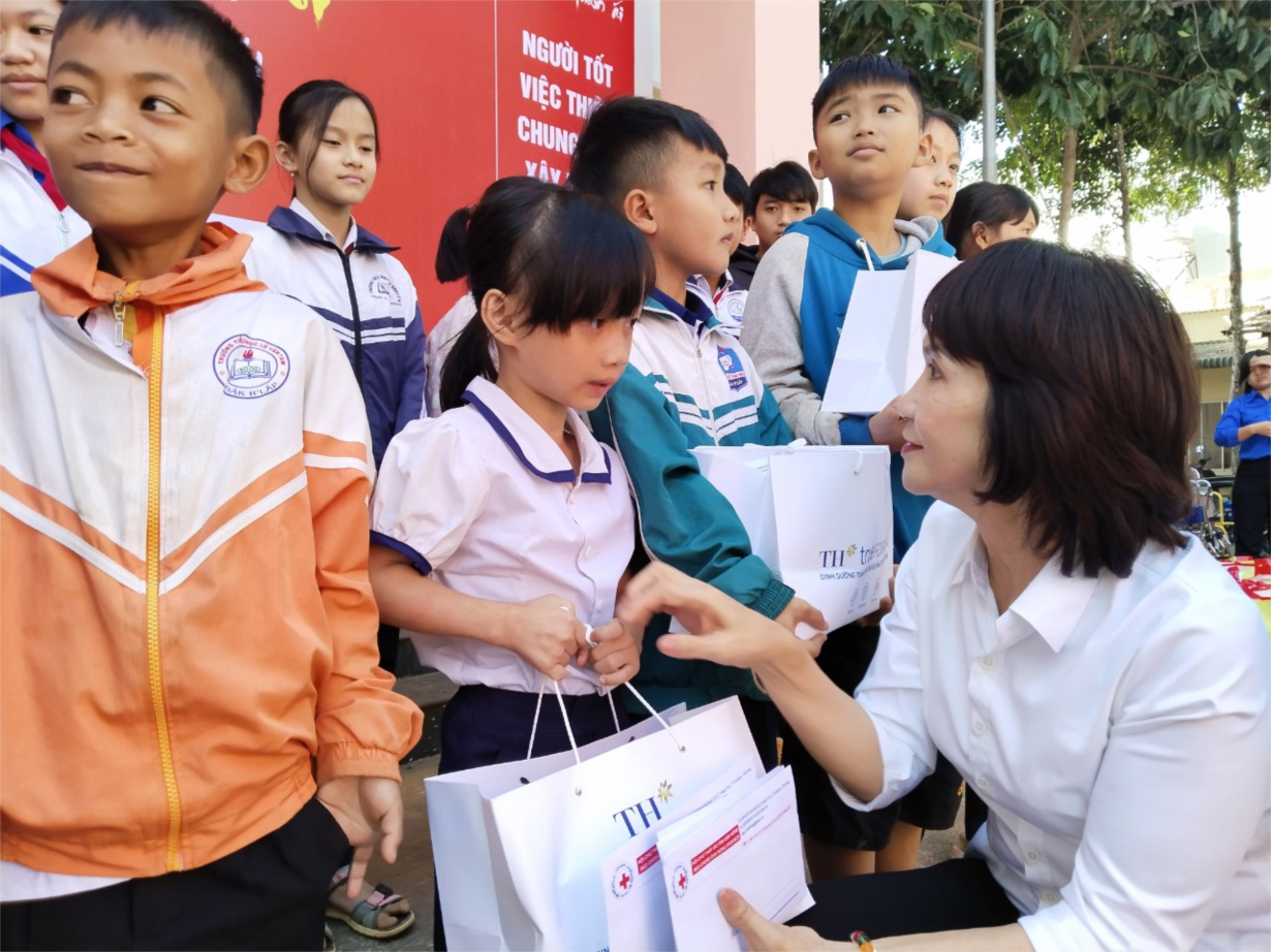 Quỹ Vì Tầm Vóc Việt dành hơn 8 tỷ đồng chung tay lo Tết vì người nghèo (15/02/2024)